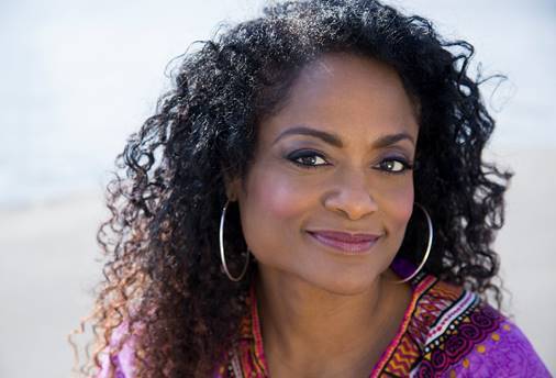 Izaline Calister NiNsee Caribisch Vrouw in de media awards