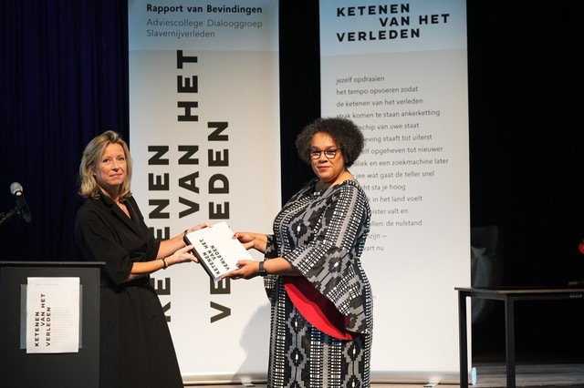Overhandiging Adviescollege Dialoogroep drs Oudhoorn minister drs Ollongren