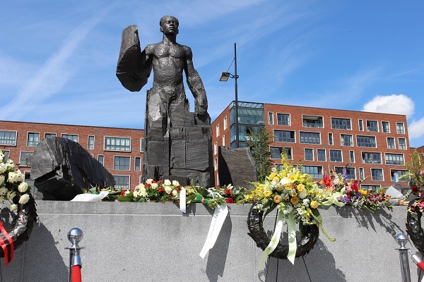 Kranslegging monument kransen Anton de Kom herdenking Nusantara 15 aug 2021 WEB